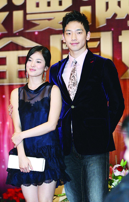 Bi Rain và Song Hye Kyo từng nảy sinh tình cảm trong thời gian đóng Ngôi nhà hạnh phúc. Cũng thời điểm này, cô chia tay Lee Byung Hun khiến dư luận càng hoài nghi.