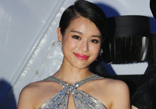 Ho Hanh Nhi dut ao roi TVB, chuan bi len xe hoa hinh anh