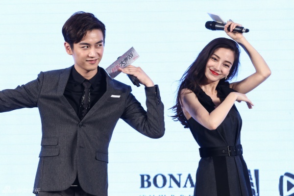 Angela Baby và Huỳnh Hiểu Minh sau 5 năm gắn bó yêu thương đã chính thức là vợ chồng. Tuy nhiên, trước những câu hỏi của phóng viên về người yêu, cô đều khéo léo từ chối.