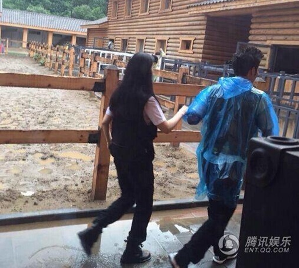 Hình ảnh tung tăng như đôi vợ chồng son.