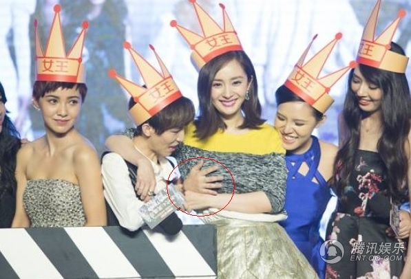 Trong một buổi quảng bá phim Tiểu thời đại 4, Dương Mịch bị đạo diễn trẻ Quách Kính Minh kiểm tra vòng một. Hình ảnh này gây xôn xao báo chí vì sự hồn nhiên của “nạn nhân” với “hung thủ”.