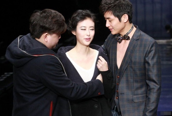 Siêu mẫu Địch Lăng đã bị đạo diễn sân khấu sờ soạng vòng 1 ngay trước mặt những người mẫu khác với lý do chỉnh sửa trang phục nhưng cô nàng chỉ biết đứng im và cười.