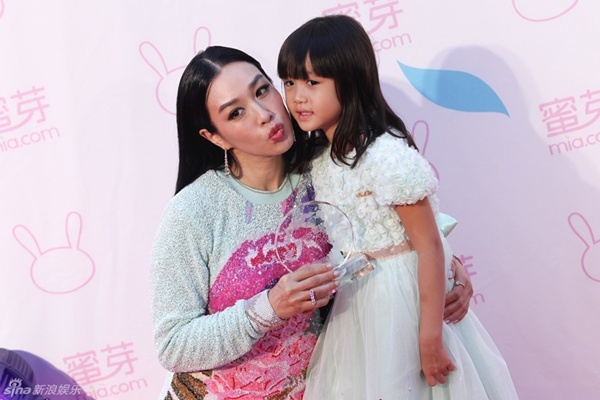 Người đẹp gốc Việt Chung Lệ Đề cũng tham gia sự kiện cùng con gái.