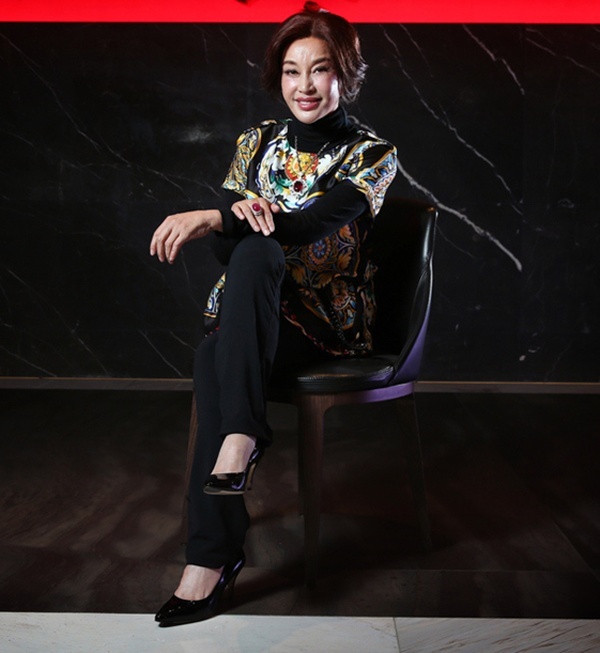 Vùng môi sưng phồng, gương mặt không biểu cảm.