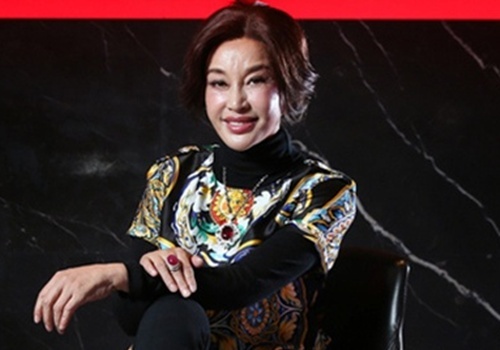 Luu Hieu Khanh gay soc voi guong mat bien dang hinh anh