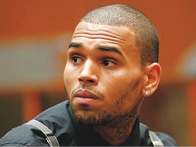 Chris Brown bi cam roi Philippines vi kien tung hop dong hinh anh