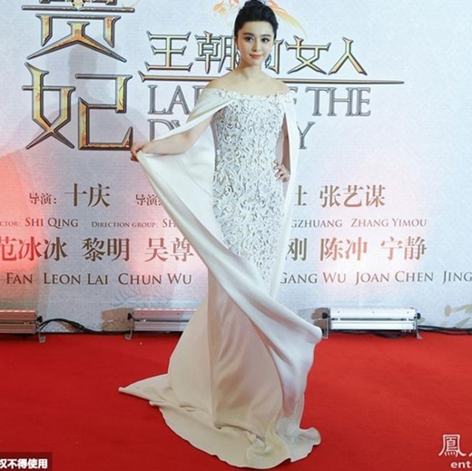 Người đẹp tỏa sáng trước ống kính. Sự quyến rũ và tự tin của Phạm Băng Băng khiến truyền thông bất ngờ.