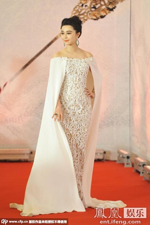 Theo QQ, Phạm Băng Băng quyến rũ và nổi bật với bộ váy xuyên thấu duyên dáng trong buổi họp báo phim ngày 22/7.