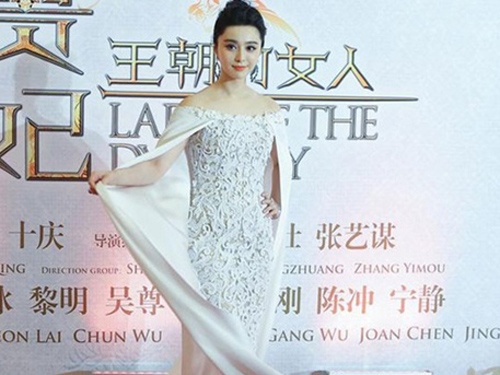 Pham Bang Bang dien vay xuyen thau tren tham do hinh anh