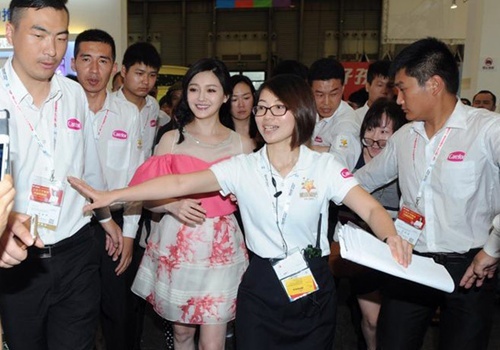 Dai S bi bao vay sau khi me chong mat chuc hinh anh