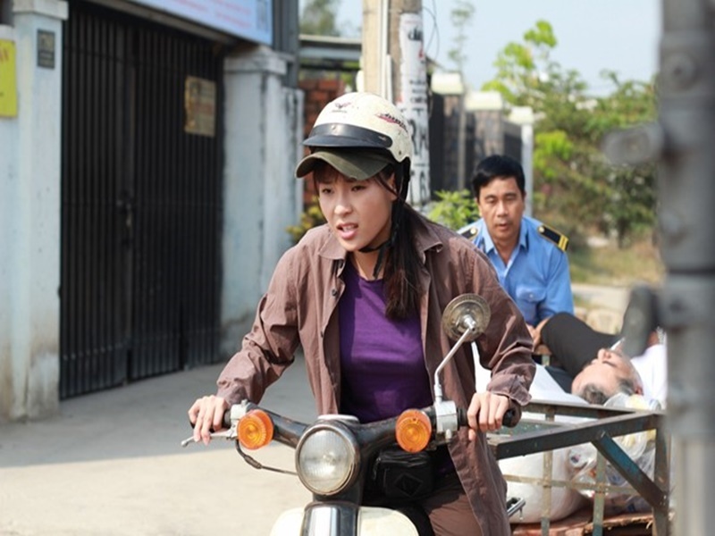 Sau loạt vai diễn dễ thương, nhí nhảnh trong phim Sóng tình, Vàng trong cát, Vật chứng mong manh...Sắp tới, bạn gái diễn viên Lương Thế Thành sẽ có sự lột xác với vai diễn Quỳnh Nga trong phim Nhịp sinh tử. Nhân vật Nga là một cô gái lớn lên ở xóm lao động nghèo, sớm phải bon chen trong cuộc sống mưu sinh để lo toan cho gia đình. Để nhập vai Thúy Diễm phải trở nên “đàn ông”, bụi bậm và phong trần hơn. Thậm chí, nữ diễn viên còn phải chịu cái nắng gay gắt ở bãi rác phế liệu, trầm mình dưới dòng sông đen để diễn tả hình ảnh của một bà chủ vựa ve chay gan lì và bất cần đời.