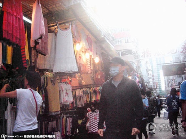 Anh đeo khẩu trang, đi chợ bình dân.