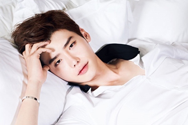 Lee Jong Suk bi mat cap thong tin ca nhan hinh anh
