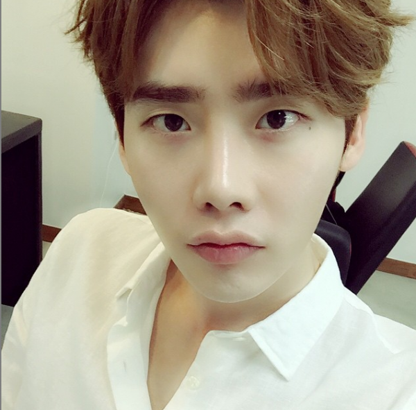 Lee Jong Suk đăng ảnh lên trang cá nhân hôm 21/7 sau khi im lặng suốt thời gian bị phát hiện hẹn hò Park Shin Hye.