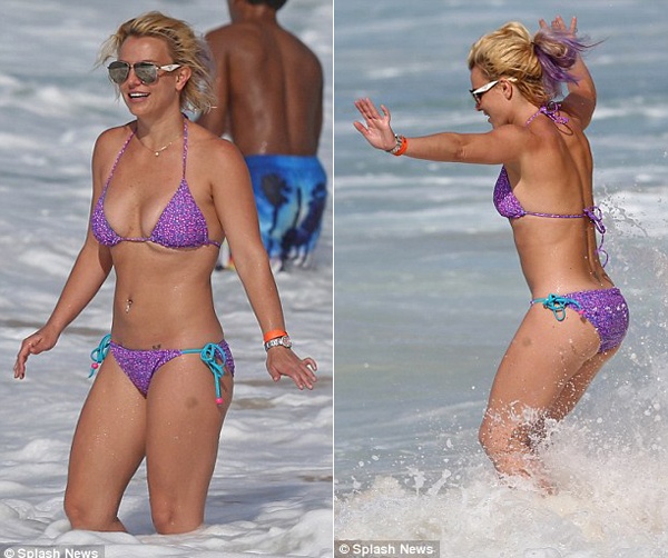 Công chúa nhạc pop tận hưởng buổi đi chơi với các con trai. Cô tung tăng chạy nhảy đùa nghịch dưới biển.