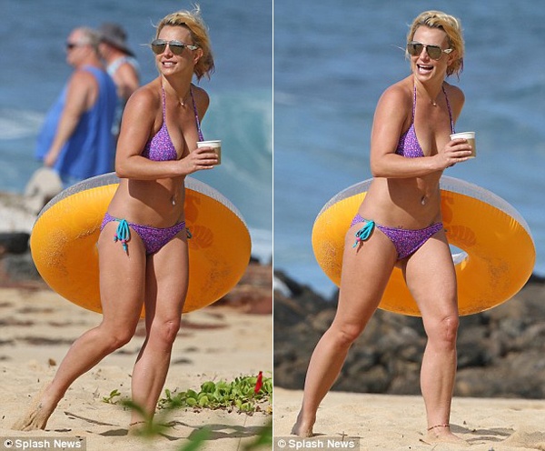 Giọng ca tóc vàng cầm phao tiếp tục xuống nước vui chơi. Britney sẽ có vài ngày nghỉ trước khi trở lại sân khấu Piece Of Me ở Planet Hollywood, Las Vegas. Hợp đồng của Brit với khu resort và sòng bạc sẽ kết thúc vào đầu năm 2016. 