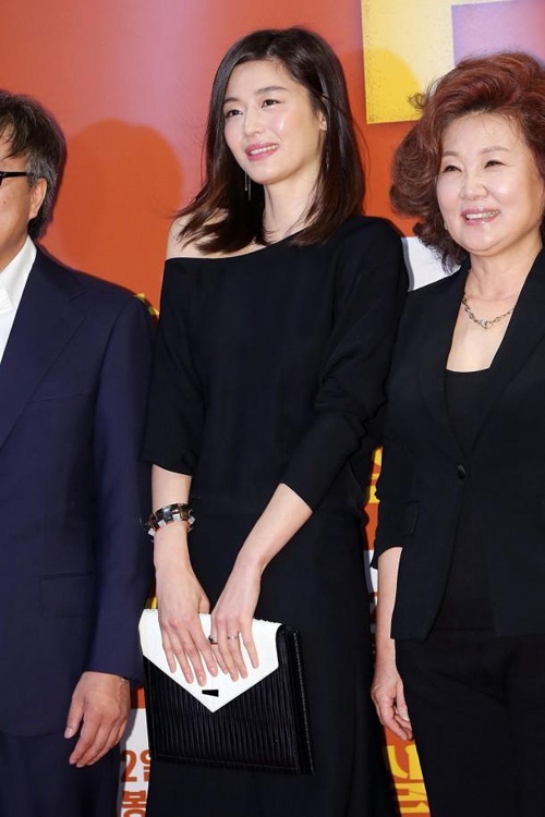 Jeon Ji Hyun hiện mang bầu gần 3 tháng.