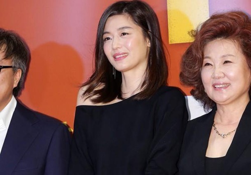 Jeon Ji Hyun gap rac roi vi quang cao bia khi mang bau hinh anh