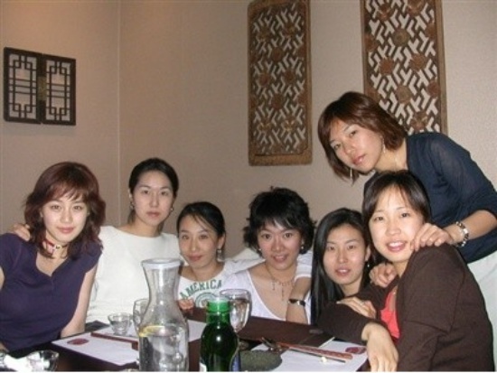 Người đẹp (ngoài cùng bên trái) chụp ảnh cùng bạn bè.