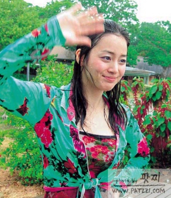 Một tấm ảnh mặt mộc cho thấy từng nét của Kim Tae Hee không hề khác biệt so với những hình ảnh long lanh trên tạp chí.