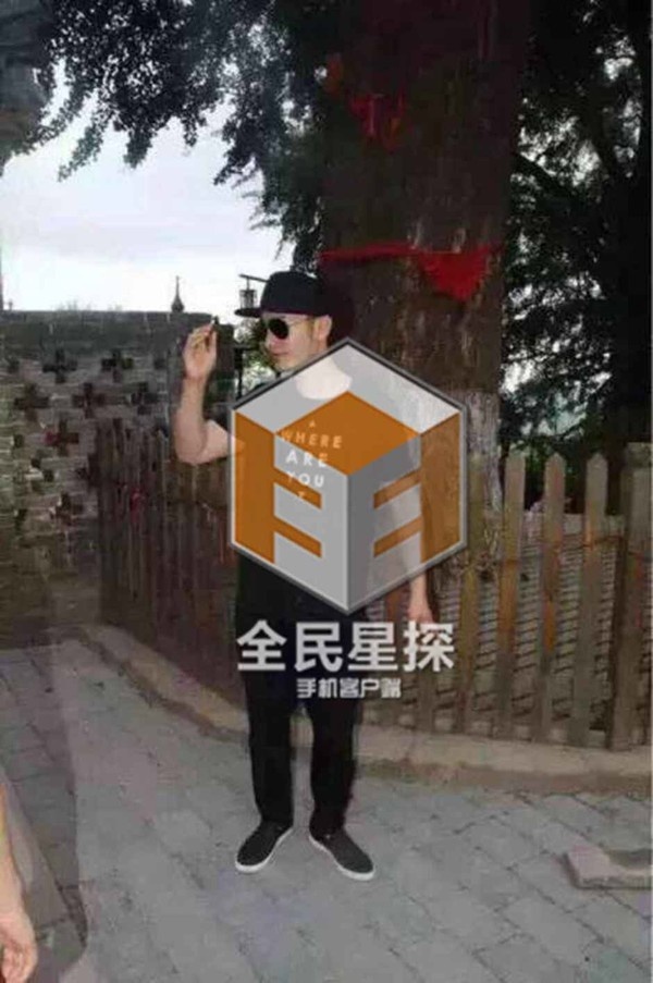 Huỳnh Hiểu Minh dù bận rộn vẫn có mặt tại chùa Liêu Ninh - nổi tiếng cầu tự ở Trung Quốc.