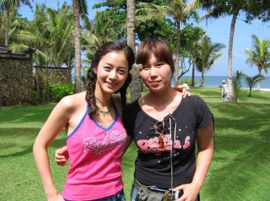 Giai đoạn đầu làm nghệ thuật, vẻ tươi trẻ của cô luôn khiến người chụp cùng ái ngại.