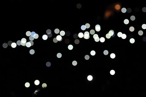 Khan phong lung linh anh den trong ca khuc 'Out Of The Blue' hinh anh