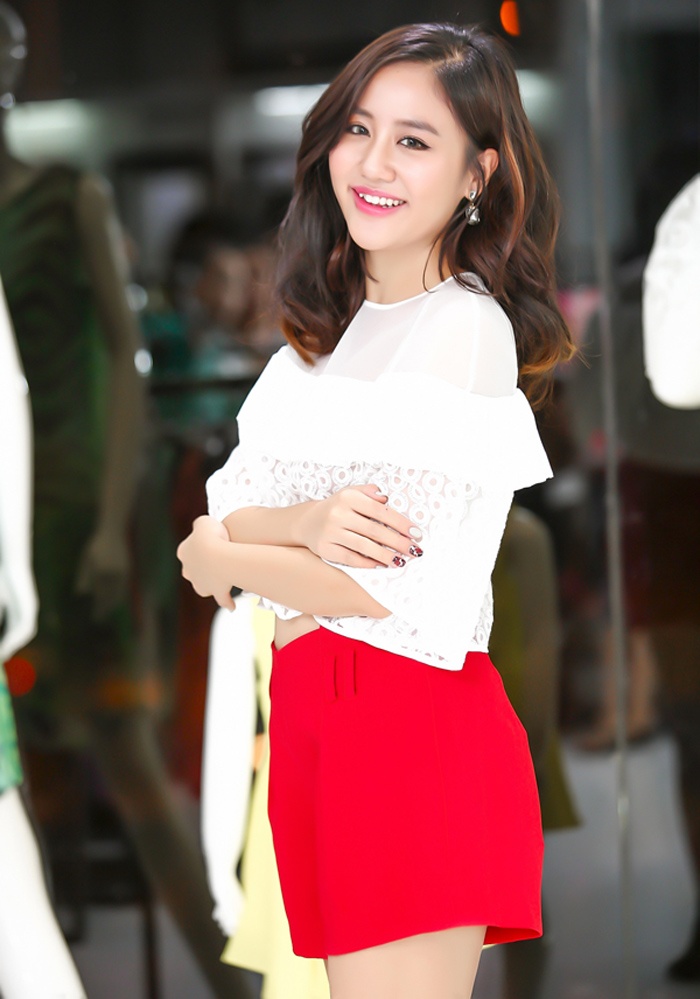 Nữ ca sĩ tự tin khoe nhan sắc. Sau Việt Nam Idol, Văn Mai Hương có sự lột xác về ngoại hình, cùng với chất giọng nội lực, cô trở thành một trong những giọng ca trẻ ăn khách của Vpop.