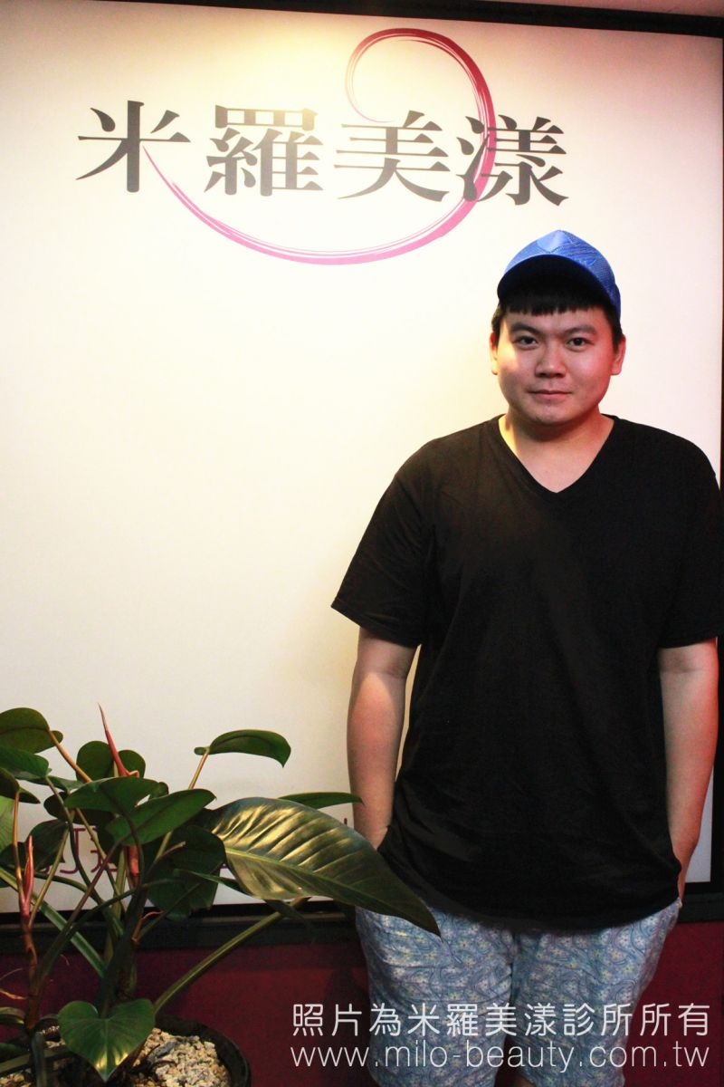 Nam ca sĩ 24 tuổi tự cắt cổ tay quyên sinh.