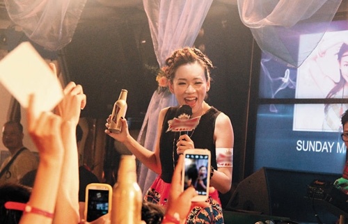 Nhưng việc cô bỏ người yêu lâu năm để chạy theo đại gia vào năm 2010 có thể nói là bước ngoặt sai lầm trong cuộc đời. Đầu năm 2012, Dương Tư Kỳ một mình sinh hạ cô con gái Krystal và không hé lộ danh tính người cha, có tin cô bị bỏ rơi. Đài TVB không còn mặn mà với cô. Nữ diễn viên bị đóng băng toàn bộ sự nghiệp, thiếu thốn tiền bạc. Gần đây, cô bị bắt gặp đi biểu diễn ở một quán bar, tiếp thị bia cho từng bàn. Là nguồn thu nhập chính trong gia đình đã khiến người đẹp bất chấp việc giữ hình ảnh, đặt mục tiêu kiếm tiền lên trên hết.