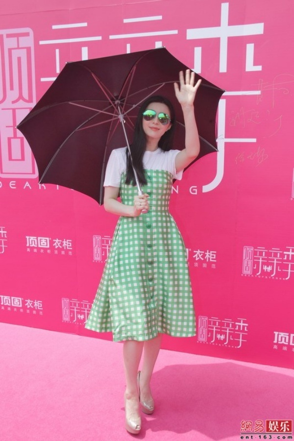 Ngày 25/7, Phạm Băng Băng xuất hiện trong sự kiện quảng cáo của một thương hiệu. Trong sự kiện, người đẹp rạng rỡ với chiếc váy màu xanh trẻ trung.