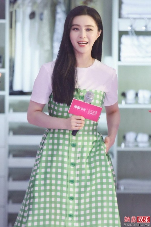 Cô duyên dáng trong sự kiện. Hoàn toàn không có dấu hiệu của việc mệt mỏi hay áp lực sau những chỉ trích vì cảnh nóng trong phim Vương triều nữ nhân: Dương Quý Phi.