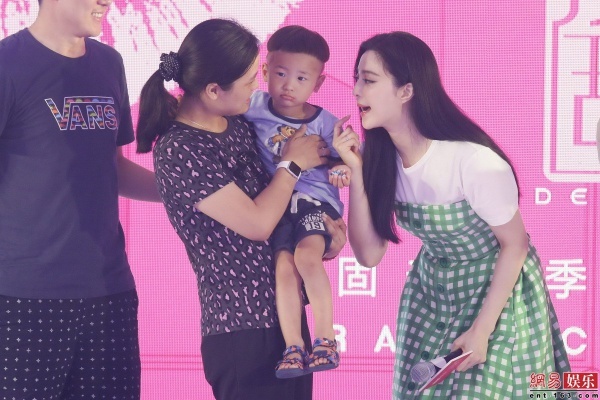 Trong phần giao lưu với khán giả, cô vui vẻ bên một em nhỏ. Nữ diễn viên chủ động đề nghị hôn em bé.