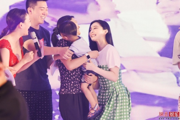 Nhưng trái với sự kỳ vọng của cô, em bé tỏ ra nhút nhát và né tránh. Phạm Băng Băng cũng phải cười xòa vì tình huống hiếm khi gặp phải này.