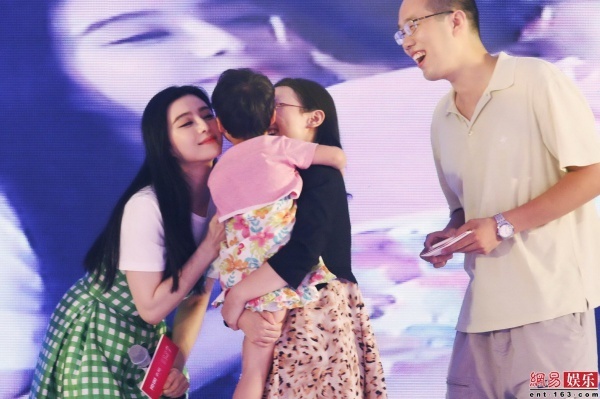 Người đẹp Võ Mỵ Nương cho biết, cô rất yêu quý trẻ em. Ngay khi cưới chồng, việc đầu tiên cô thực hiện sẽ là hủy bỏ mọi dự định công việc, tập trung sinh em bé.