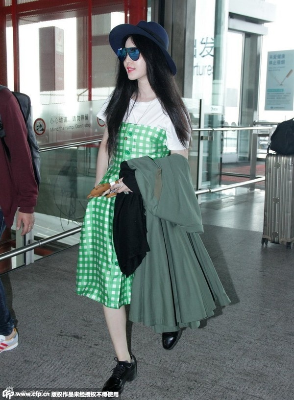 Tuy nhiên cư dân mạng nhận ra đây là bộ váy cô từng mặc tại sân bay trước thềm sang dự lễ thời trang Met Ball 2015. Có vẻ nữ diễn viên sinh năm 1981 rât thích phong cách này.