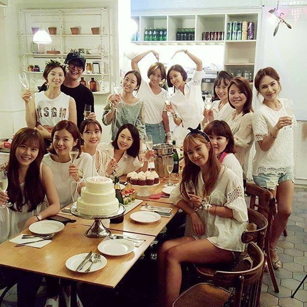 Cặp sao chia sẻ ảnh vui vẻ bên bạn bè trước ngày cưới.