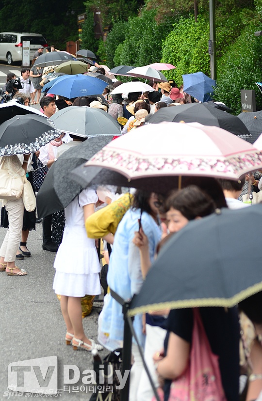 Hàng dài người xếp hàng có phần thất vọng khi không được gặp thần tượng.