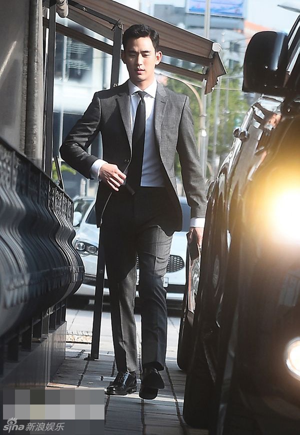 Tài tử Kim Soo Hyun - nghệ sĩ trực thuộc Keyeast có mặt vào chiều nay. Anh thuộc số ít khách mời trong sự kiện trọng đại này.