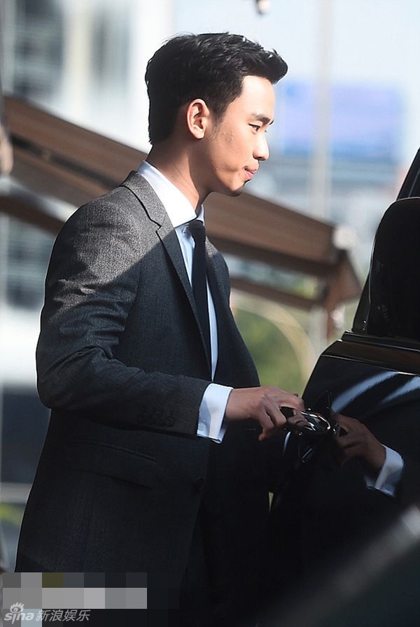 Kim Soo Hyun không trả lời bất kỳ câu hỏi phóng vấn nào.