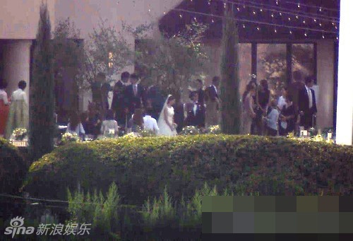 18h ngày 27/7, Bae Yong Joon và Park Soo Jin chính thức tổ chức lễ cưới tại khách sạn Sheraton Grande Walkerhill. Theo truyền thông có mặt bên ngoài khách sạn miêu tả, lễ cưới diễn ra ở bối cảnh ngoài trời, khá đơn giản. Tuy nhiên, không một phóng viên nào được di chuyển vào trong để chụp hình. Một số hình ảnh từ đám cưới đăng tải cách đây ít phút có chất lượng rất thấp do chụp từ xa.