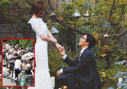 Cong bo anh Bae Yong Joon quy xuong truoc Park Soo Jin hinh anh