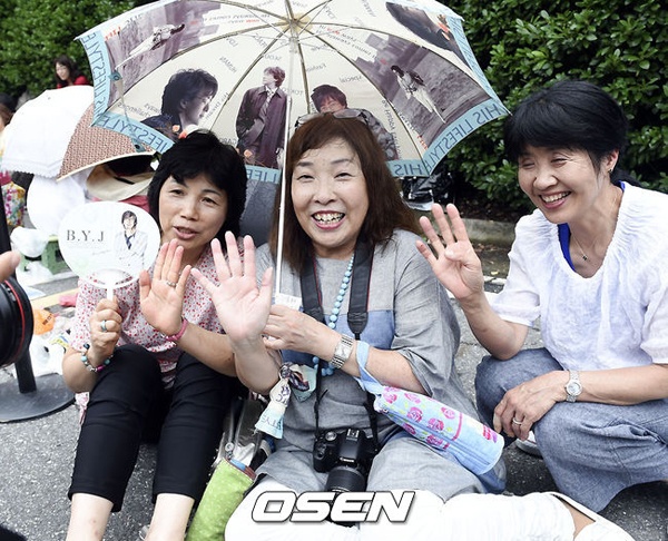 Bên ngoài nơi tổ chức hôn lễ, rất đông người hâm mộ xếp hàng. Đa số họ là phụ nữ tuổi trung niên.