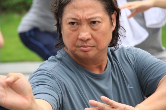 Xếp vị trí thứ 7 là Hồng Kim Bảo. Dù sở hữu vóc dáng ngoại cỡ nhưng Hồng là một trong những trụ cột của dòng phim võ thuật.