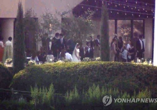 Nhung hinh anh dau tien trong dam cuoi Bae Yong Joon hinh anh