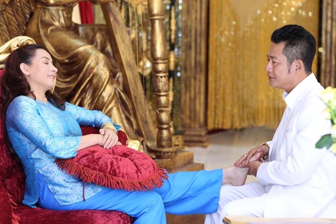 Trong phim Hy sinh đời trai, ca sĩ Phi Nhung sẽ thể hiện vai cô gái “quá lứa lỡ thì” nhưng may mắn được một công tử nhà giàu (Tấn Beo) ngỏ lời yêu. Tuy nhiên, cô lại không vội đồng ý mà lại dùng chiêu mang bầu có thể khóa chặt trái tim của người đàn ông từng mất cảm xúc với đàn bà và khiến anh cưới cô về làm vợ.