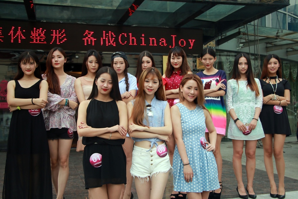 Theo 67, một sự kiện hy hữu đã xảy ra tại triển lãm ChinaJoy 2015. Một loạt người mẫu đã thẩm mỹ tập thể.Họ có mặt tại một trung tâm làm đẹp ở Thượng Hải để “tút tát cấp tốc”. Có người đã tiêm botox, có người chỉnh mắt.