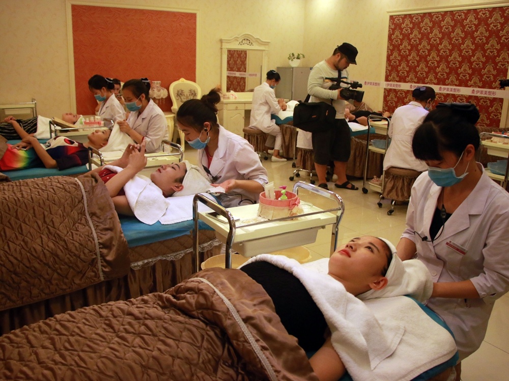 Hiện trường có mặt không dưới 10 người mẫu. Họ khá tập trung với công việc của mình.