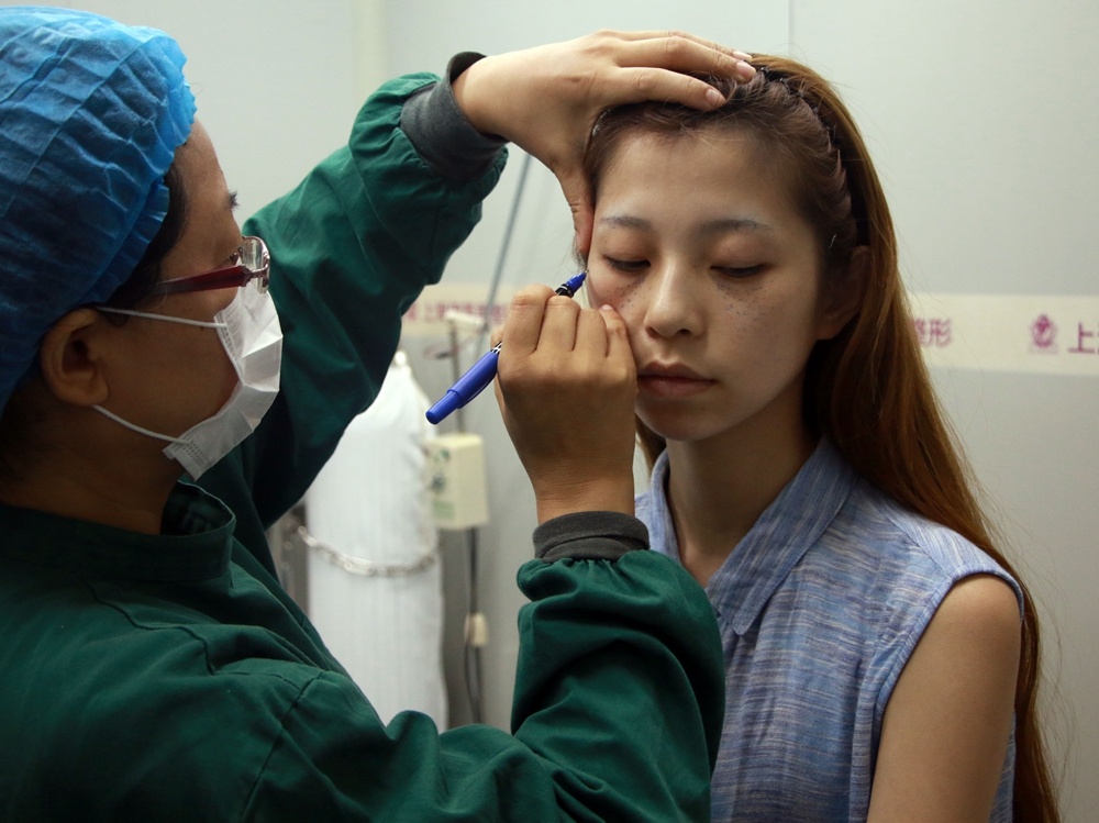 Trả lời phỏng vấn về lý do khiến họ phải thẩm mỹ tập thể là vì mong được trả thù lao cao. Mọi năm, sự kiện này không cấm các người đẹp ăn mặc táo bạo, hở hang. Nhưng năm nay theo yêu cầu ban tổ chức, không một ai được phép mặc váy hở rốn, không hở ngực 2cm, đồ xuyên thấu cũng bị cấm. Những người đẹp nào có ý làm trái sẽ bị phạt 20.000 NDT ngay lập tức.