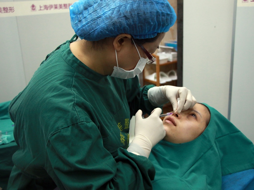 Phóng viên khá ngạc nhiên vì trong số này có không ít người sở hữu vẻ ngoài thanh tú cũng đi thẩm mỹ. Đáp lại, họ cho biết sợ bị người khác nẫng mất việc nên buộc phải làm vậy.